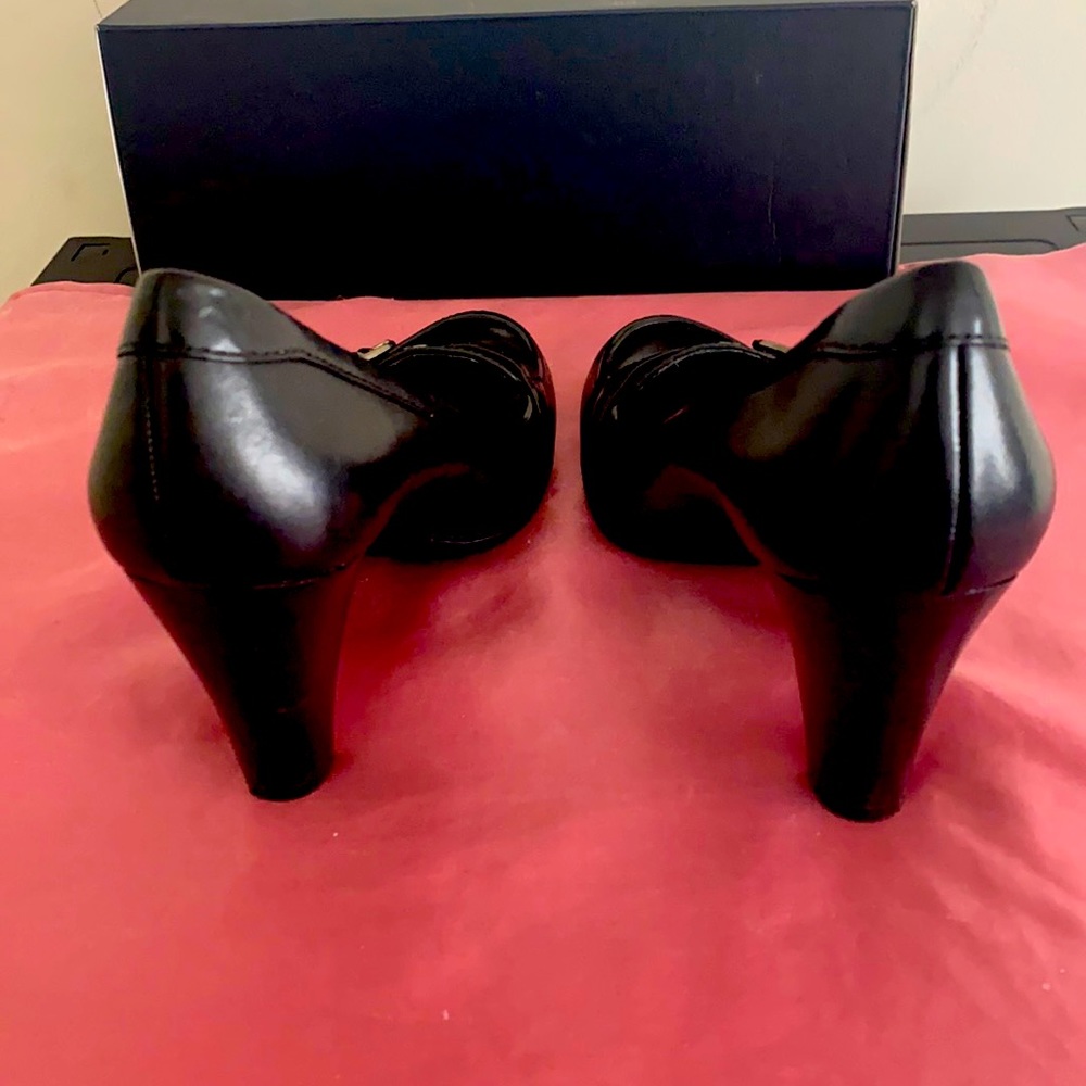 Ladies heeled shoes
